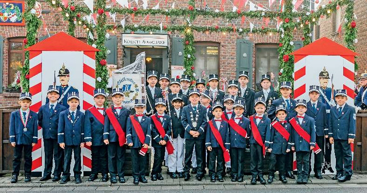 Edelknaben und Jungschützen in Uniform: eine gemeinsame Aufnahme aus der Zeit vor der Pandemie.